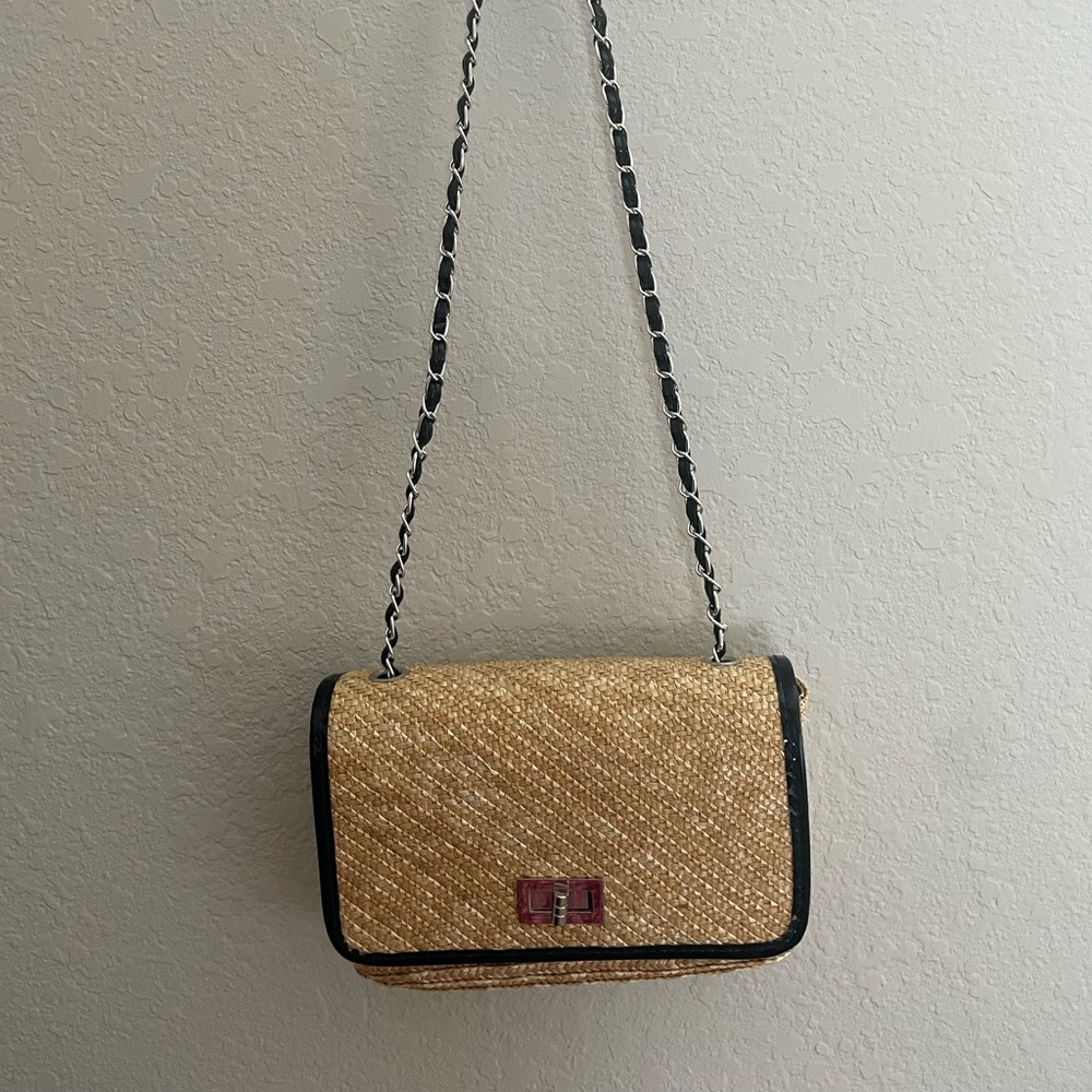 Chic straw handbag-holds your essentials in style!